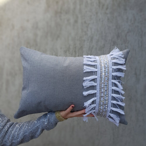 Almohadón gris con lentejuelas y flecos