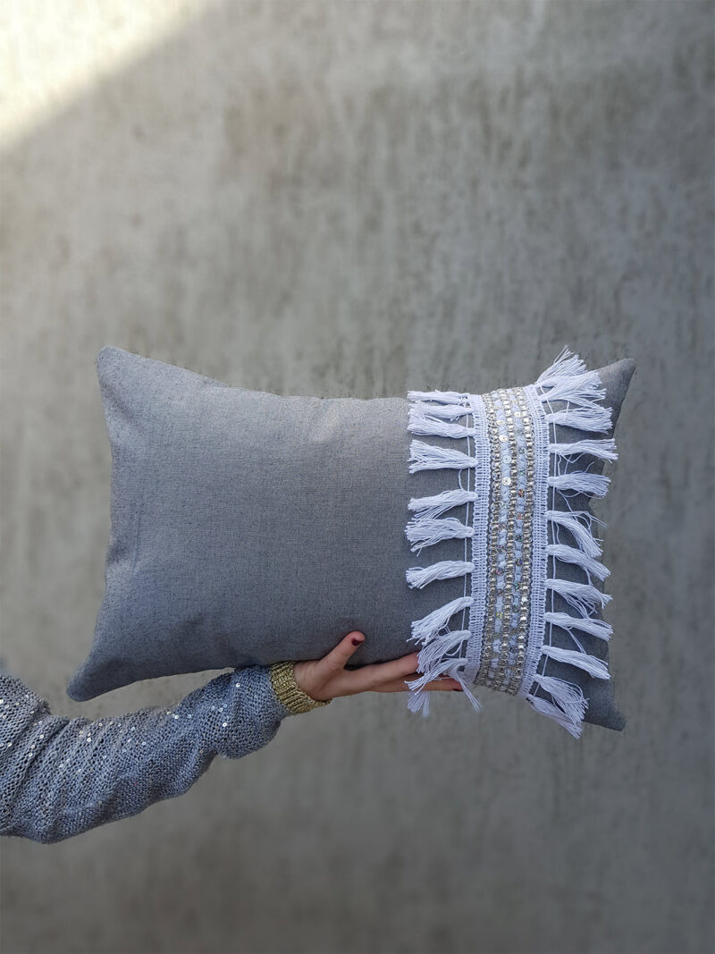 Almohadón gris con lentejuelas y flecos