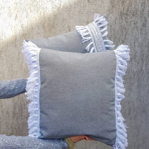 Almohadón boho gris con flecos