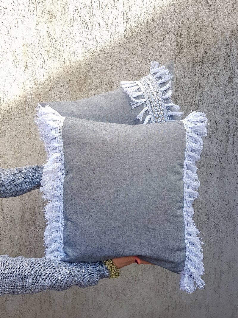Almohadón boho gris con flecos