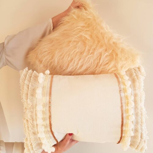 Almohadón boho pompones